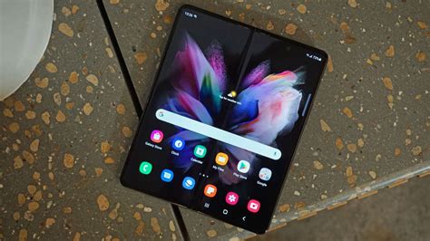 "Snoo" wrote, "15 months in, opened the screen to show a friend who was interested and heard a cracking sound as it was nearly fully opened run along the centre fold. . Samsung fold 4 black line on screen